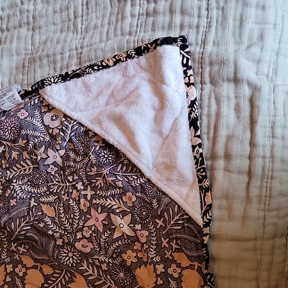 Adjustable Nursing Cover with pockets - Picture 3 of 4